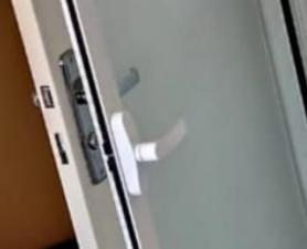Porta antirruído com vidro